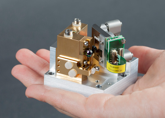 Demonstrator of the miniaturized laser source consisting of a quantum cascade laser chip and a MOEMS grating scanner. 